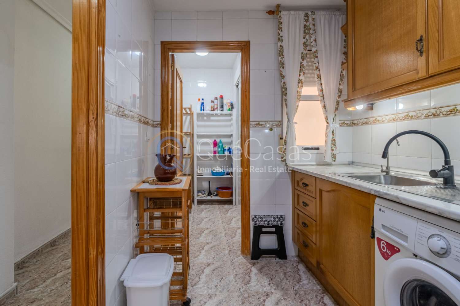 AMPLIO PISO DE 3 DORMITORIOS Y 2 BAÑOS, UNO EN SUITE, LISTO PARA ENTRAR A VIVIR EN TORREVIEJA