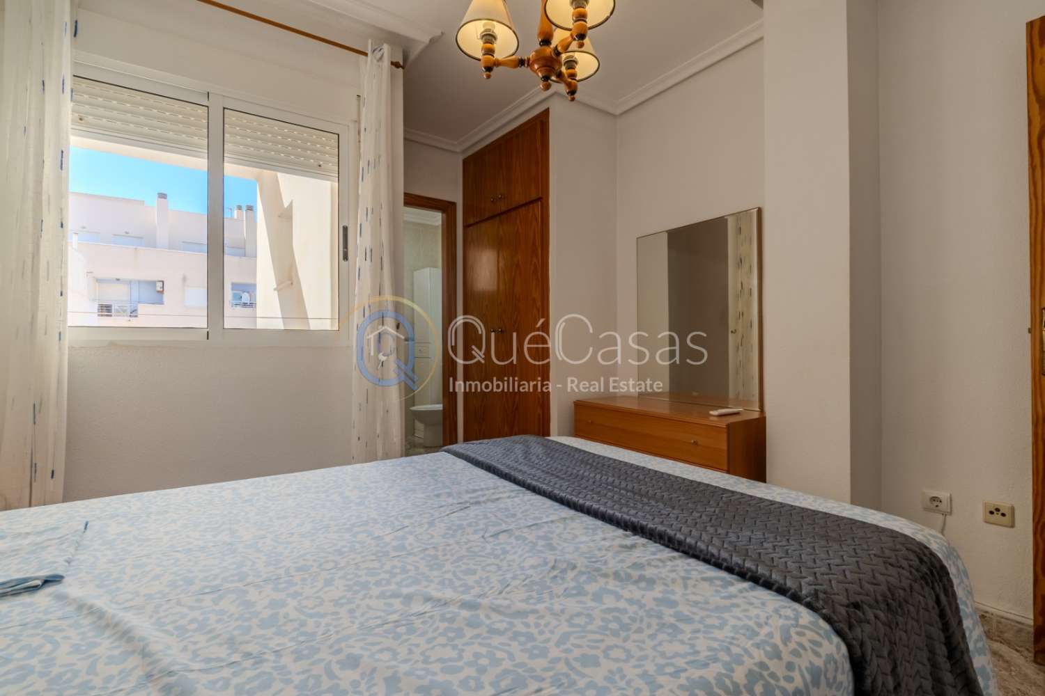 AMPLIO PISO DE 3 DORMITORIOS Y 2 BAÑOS, UNO EN SUITE, LISTO PARA ENTRAR A VIVIR EN TORREVIEJA