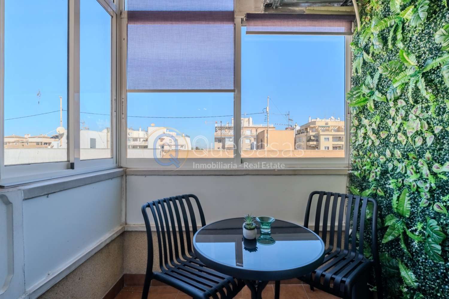 AMPLIO PISO DE 3 DORMITORIOS Y 2 BAÑOS, UNO EN SUITE, LISTO PARA ENTRAR A VIVIR EN TORREVIEJA