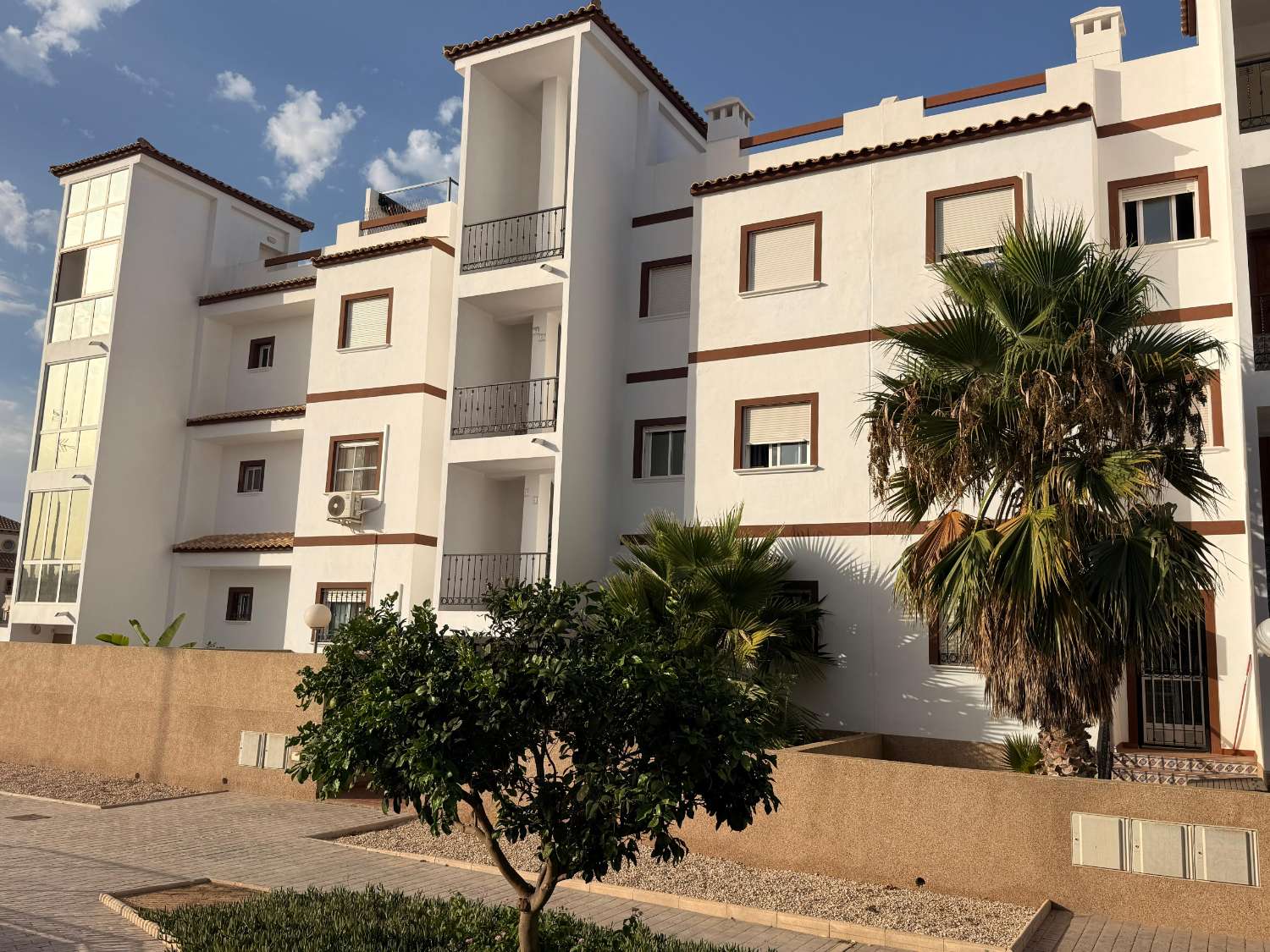ÁTICO CON SOLÁRIUM PRIVADO, VISTAS AL MAR, GARAJE Y ORIENTACIÓN SUR EN LA CIÑUELICA – ORIHUELA COSTA