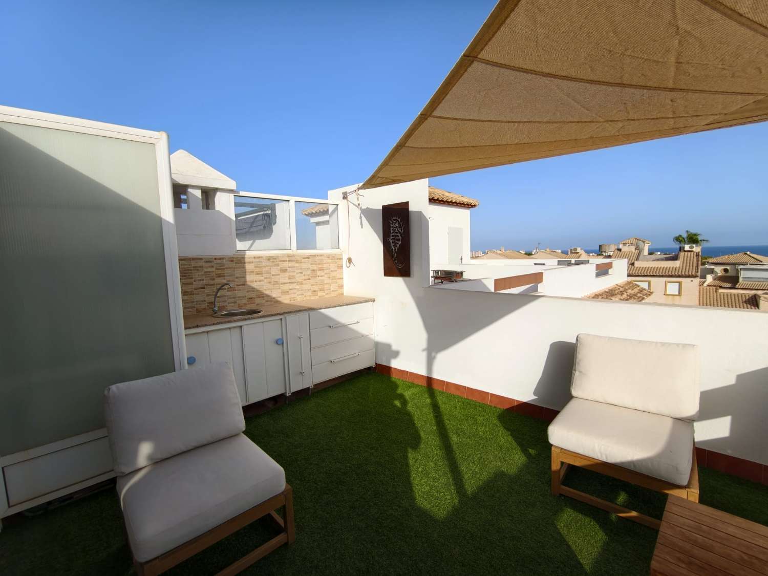 ÁTICO CON SOLÁRIUM PRIVADO, VISTAS AL MAR, GARAJE Y ORIENTACIÓN SUR EN LA CIÑUELICA – ORIHUELA COSTA
