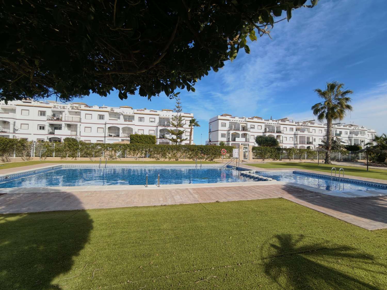 ÁTICO CON SOLÁRIUM PRIVADO, VISTAS AL MAR, GARAJE Y ORIENTACIÓN SUR EN LA CIÑUELICA – ORIHUELA COSTA