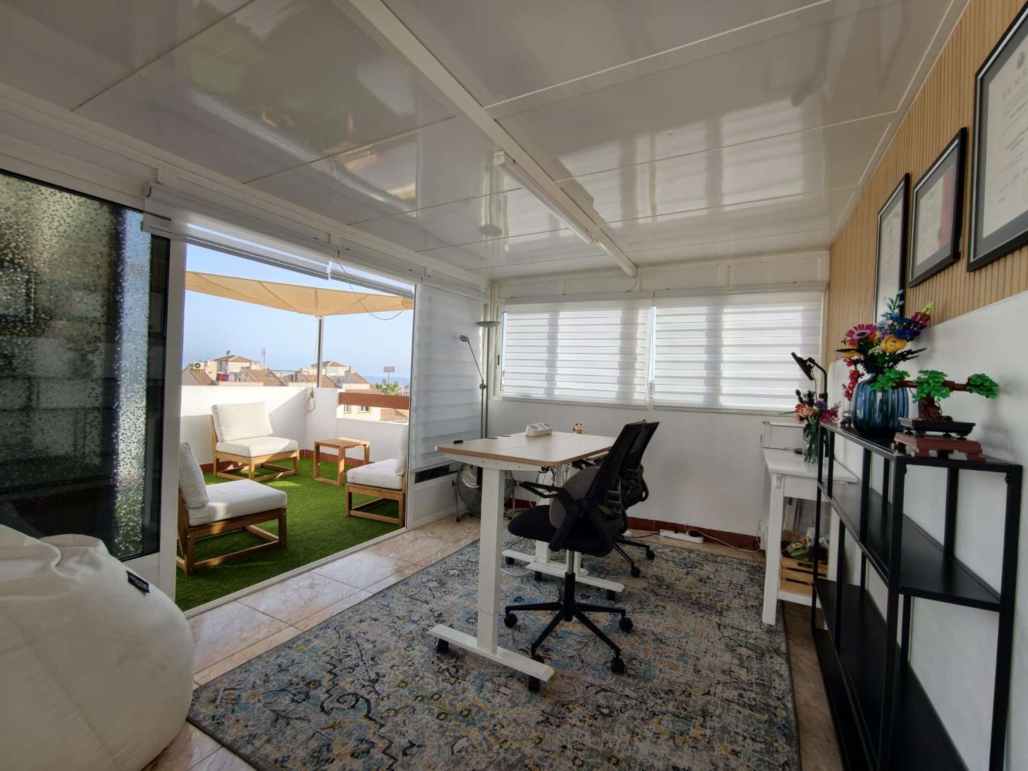 ÁTICO CON SOLÁRIUM PRIVADO, VISTAS AL MAR, GARAJE Y ORIENTACIÓN SUR EN LA CIÑUELICA – ORIHUELA COSTA