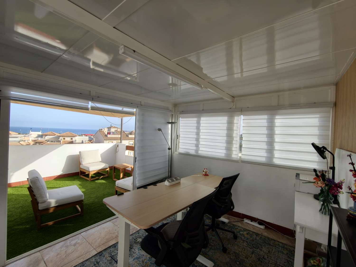 ÁTICO CON SOLÁRIUM PRIVADO, VISTAS AL MAR, GARAJE Y ORIENTACIÓN SUR EN LA CIÑUELICA – ORIHUELA COSTA