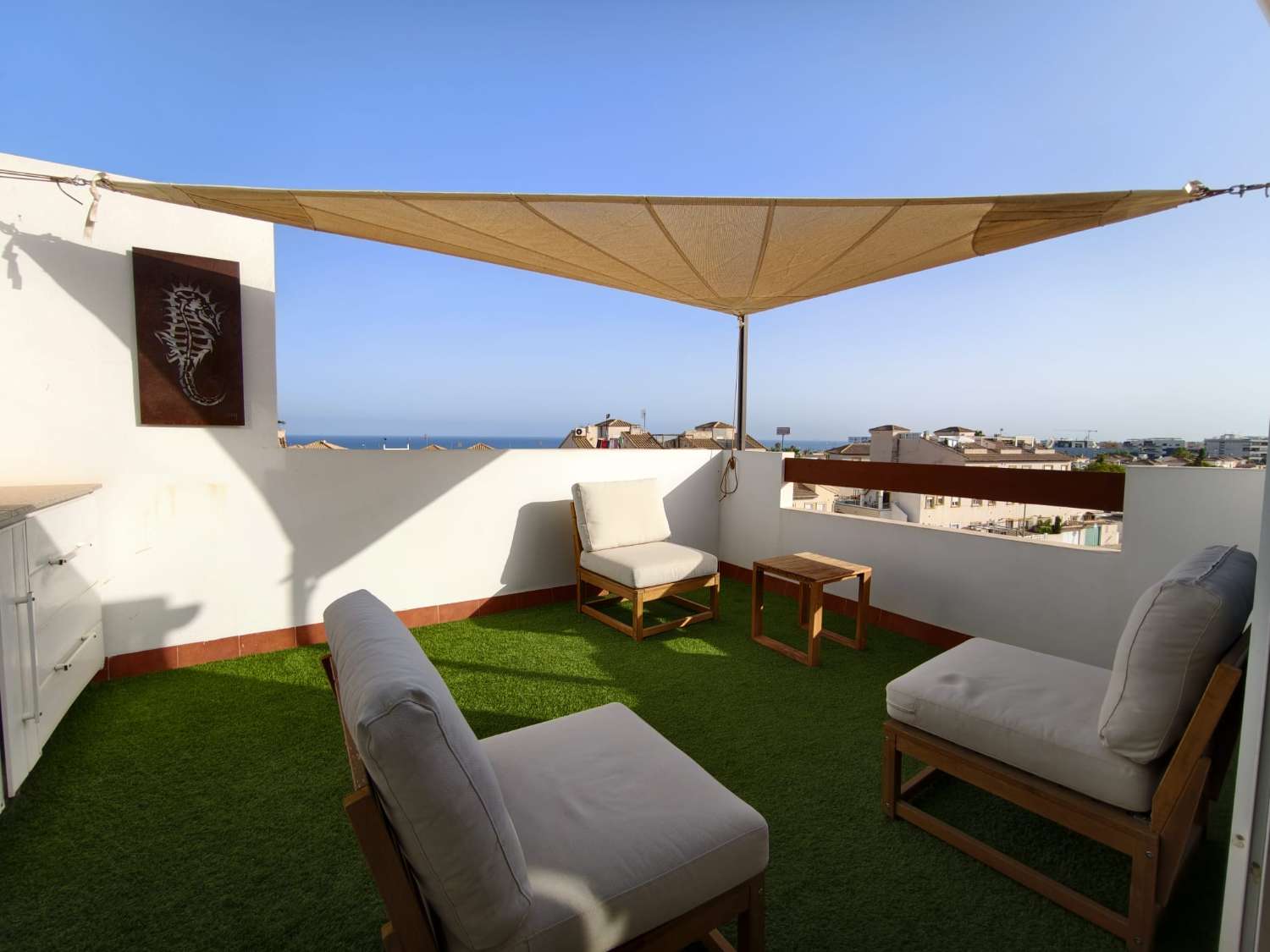 ÁTICO CON SOLÁRIUM PRIVADO, VISTAS AL MAR, GARAJE Y ORIENTACIÓN SUR EN LA CIÑUELICA – ORIHUELA COSTA