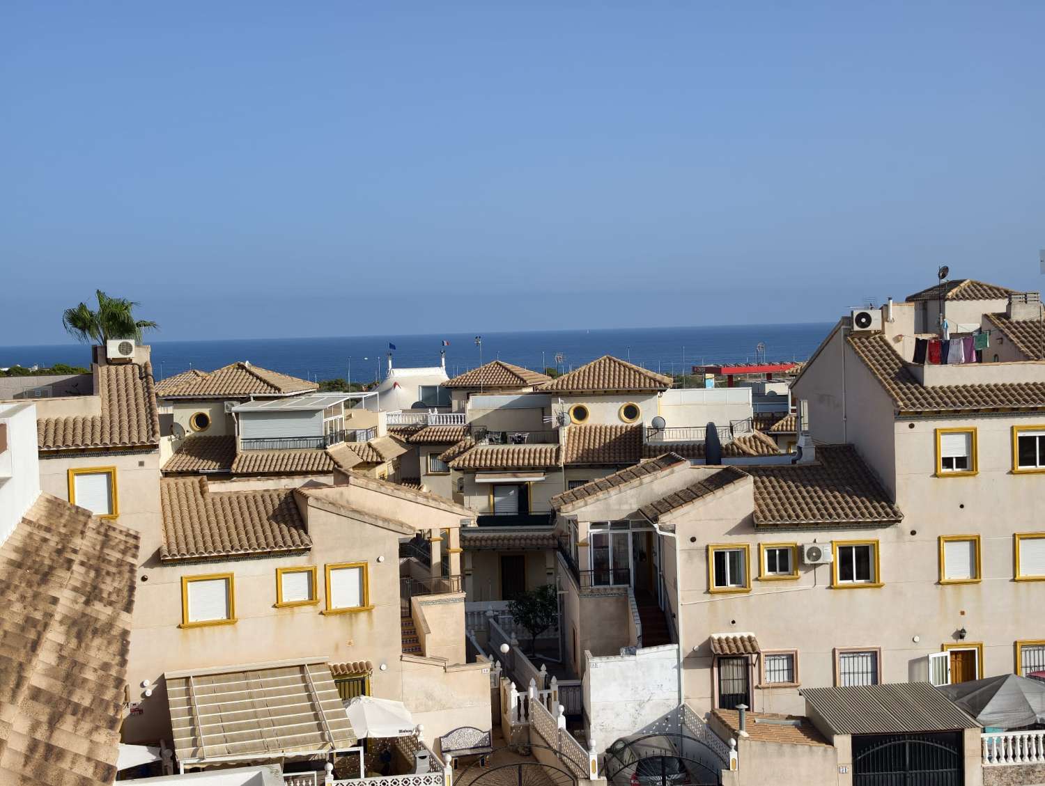 ÁTICO CON SOLÁRIUM PRIVADO, VISTAS AL MAR, GARAJE Y ORIENTACIÓN SUR EN LA CIÑUELICA – ORIHUELA COSTA