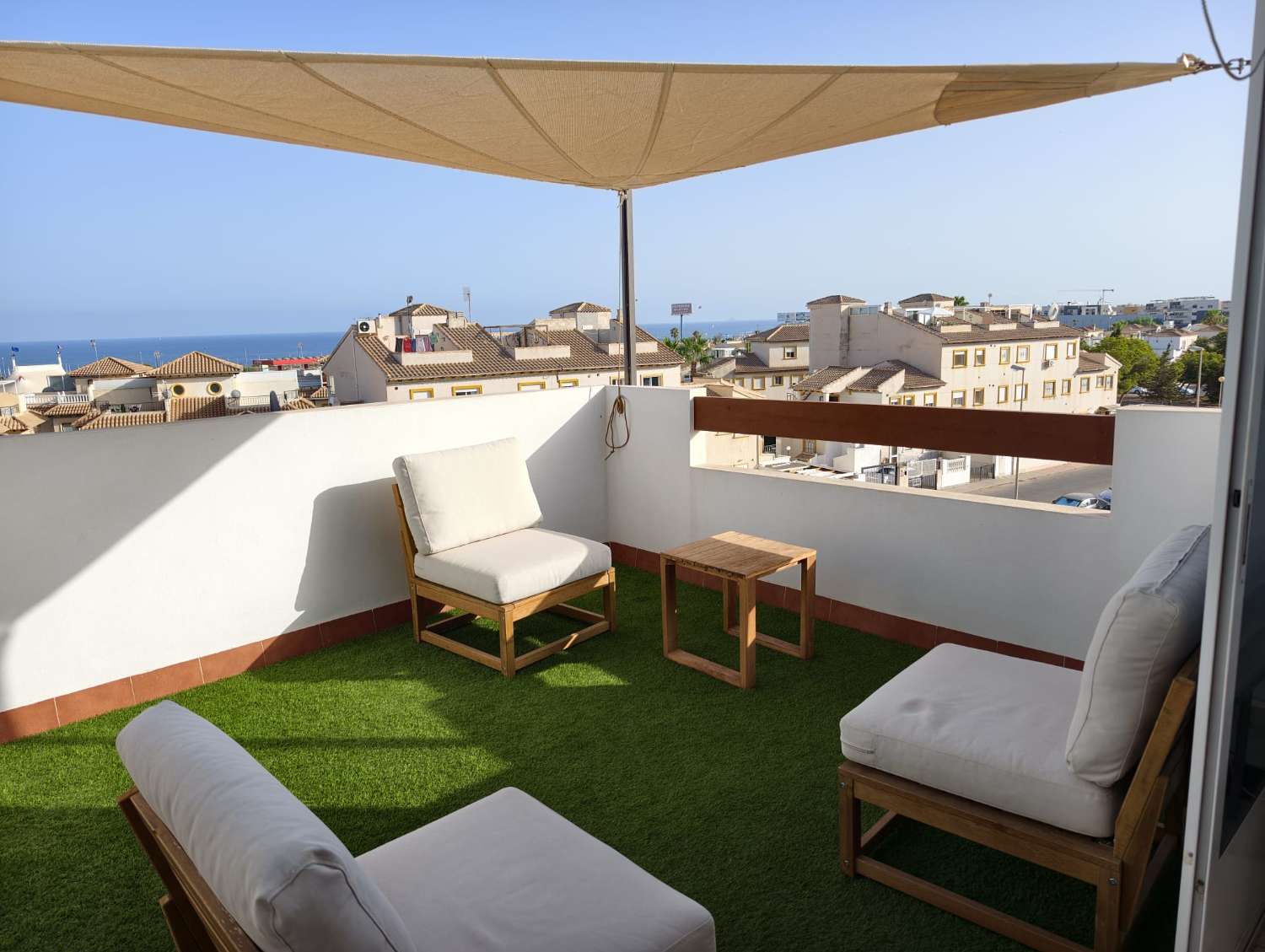 ÁTICO CON SOLÁRIUM PRIVADO, VISTAS AL MAR, GARAJE Y ORIENTACIÓN SUR EN LA CIÑUELICA – ORIHUELA COSTA