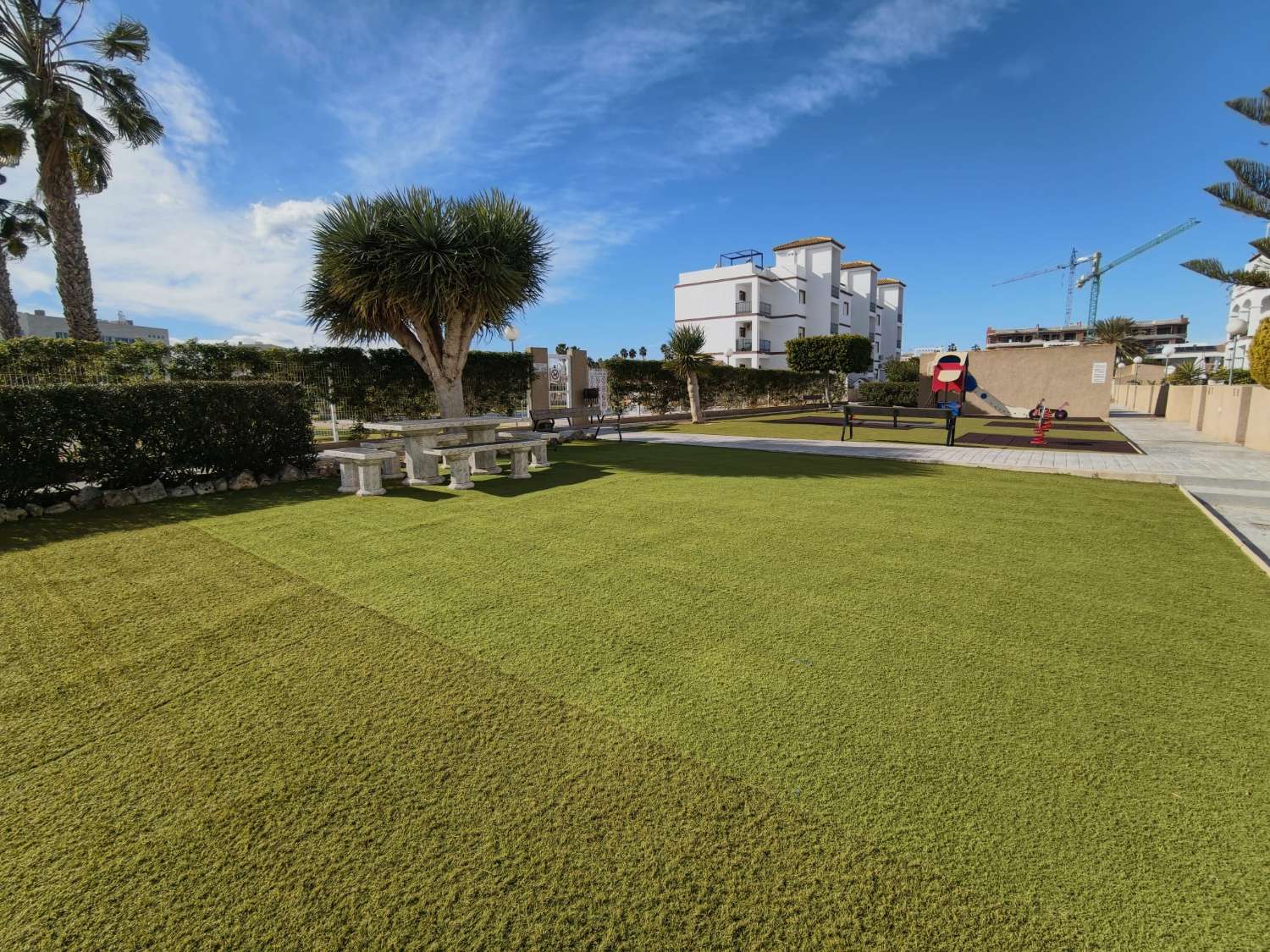 ÁTICO CON SOLÁRIUM PRIVADO, VISTAS AL MAR, GARAJE Y ORIENTACIÓN SUR EN LA CIÑUELICA – ORIHUELA COSTA
