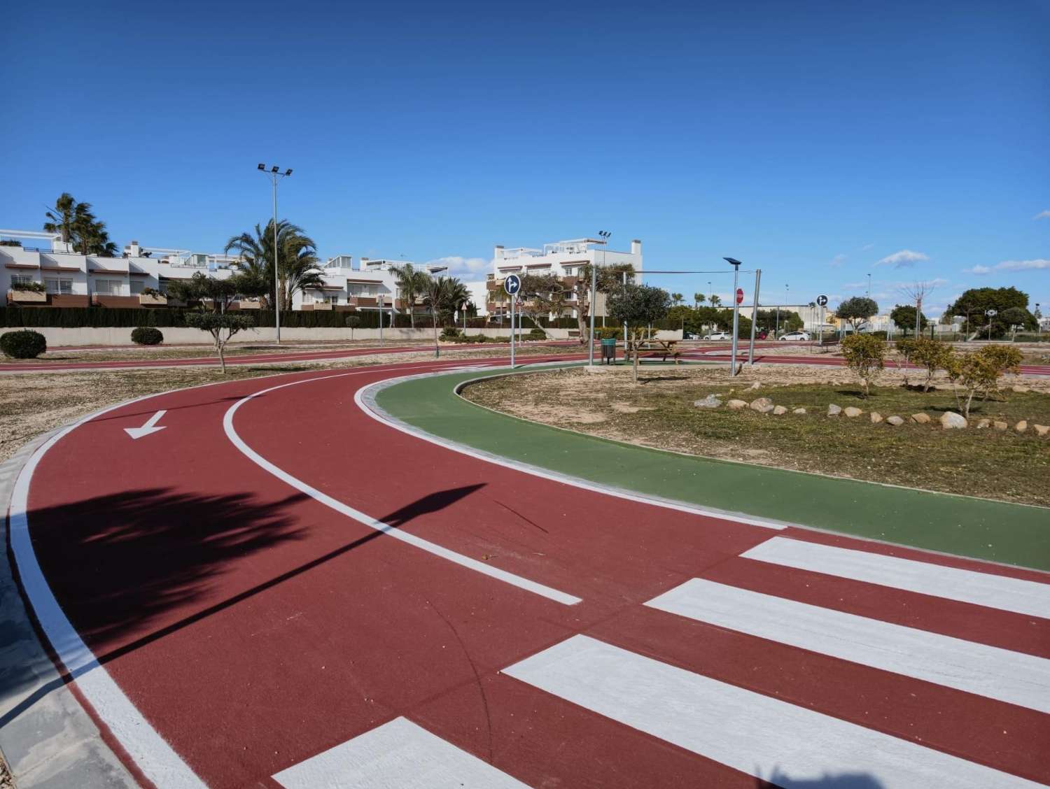 ÁTICO CON SOLÁRIUM PRIVADO, VISTAS AL MAR, GARAJE Y ORIENTACIÓN SUR EN LA CIÑUELICA – ORIHUELA COSTA
