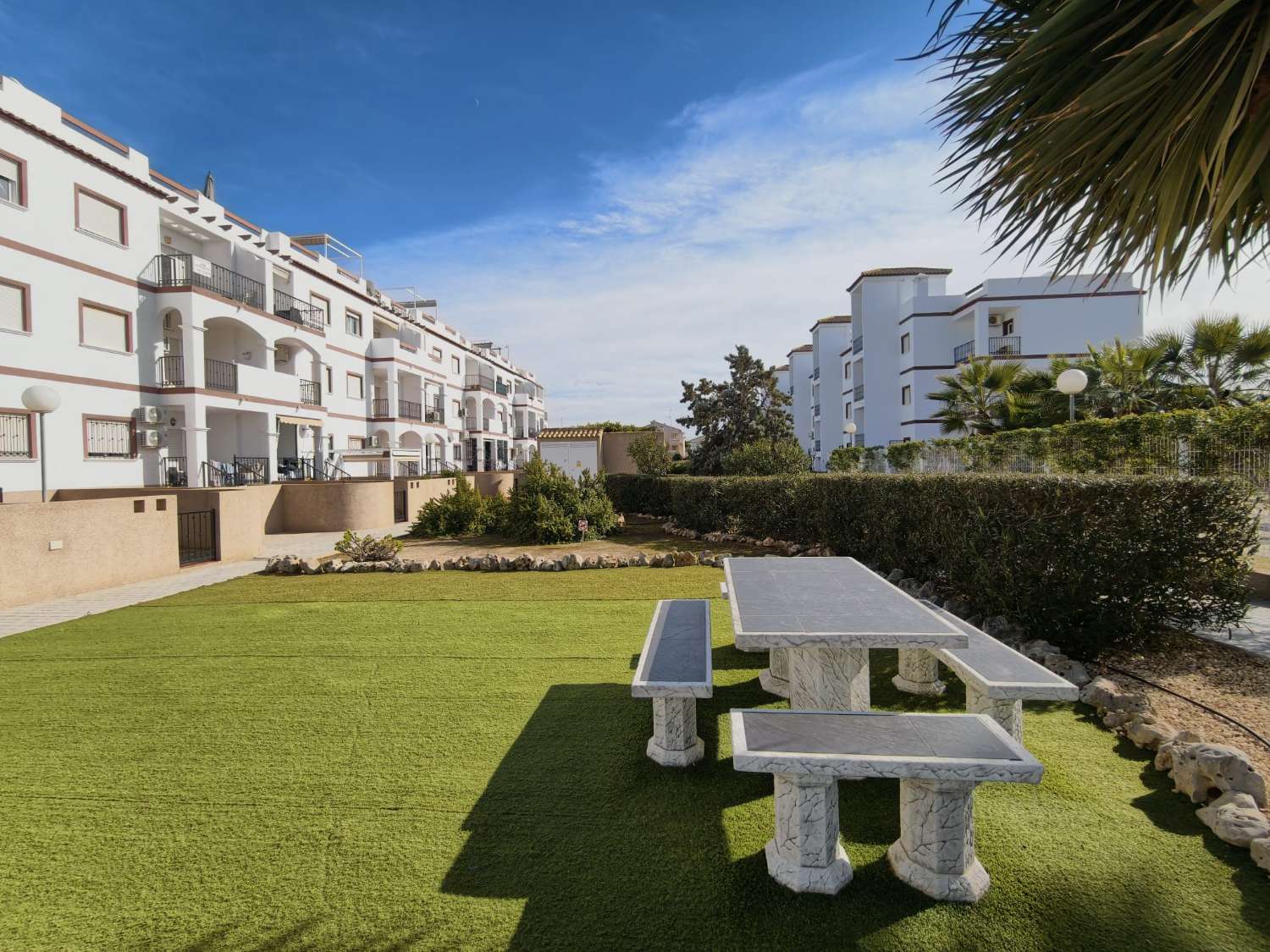 ÁTICO CON SOLÁRIUM PRIVADO, VISTAS AL MAR, GARAJE Y ORIENTACIÓN SUR EN LA CIÑUELICA – ORIHUELA COSTA
