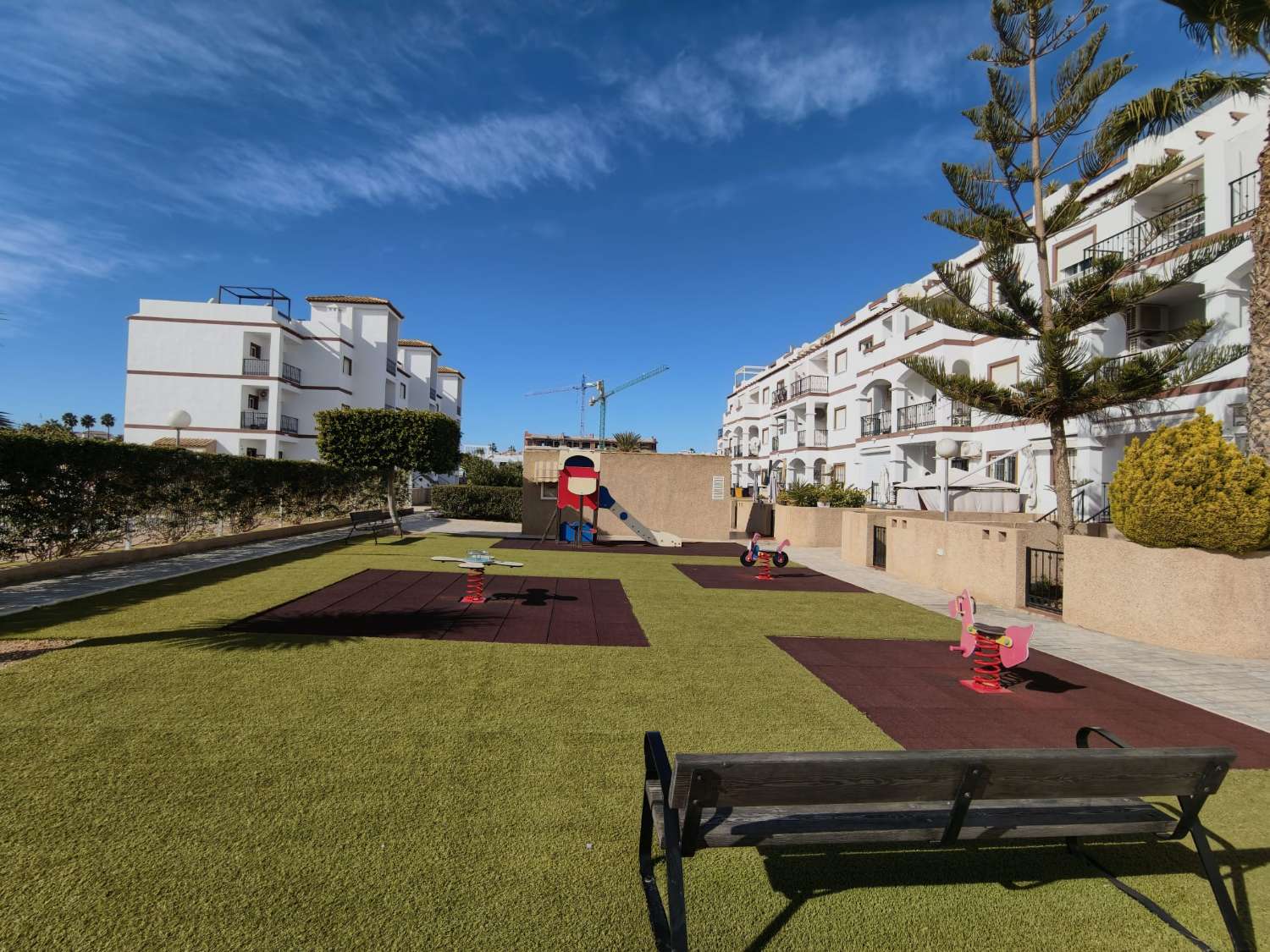 ÁTICO CON SOLÁRIUM PRIVADO, VISTAS AL MAR, GARAJE Y ORIENTACIÓN SUR EN LA CIÑUELICA – ORIHUELA COSTA