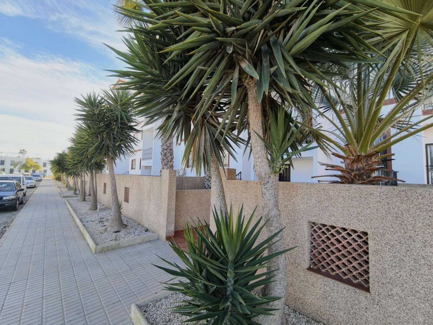 ÁTICO CON SOLÁRIUM PRIVADO, VISTAS AL MAR, GARAJE Y ORIENTACIÓN SUR EN LA CIÑUELICA – ORIHUELA COSTA