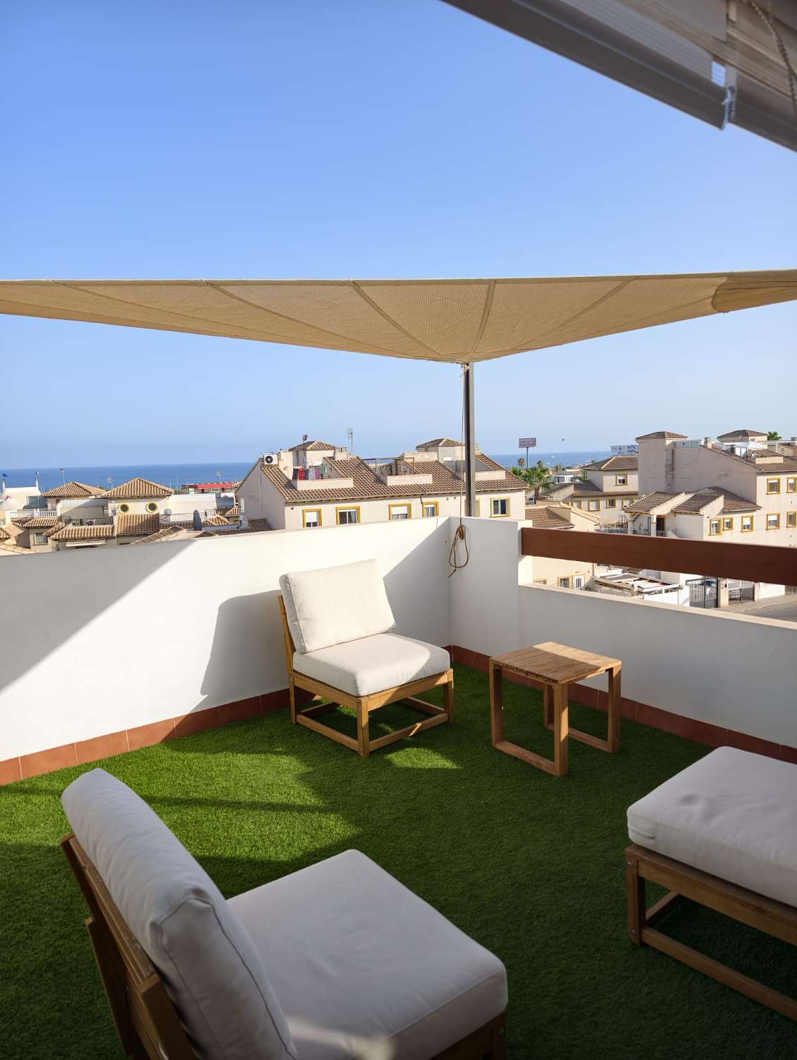 ÁTICO CON SOLÁRIUM PRIVADO, VISTAS AL MAR, GARAJE Y ORIENTACIÓN SUR EN LA CIÑUELICA – ORIHUELA COSTA