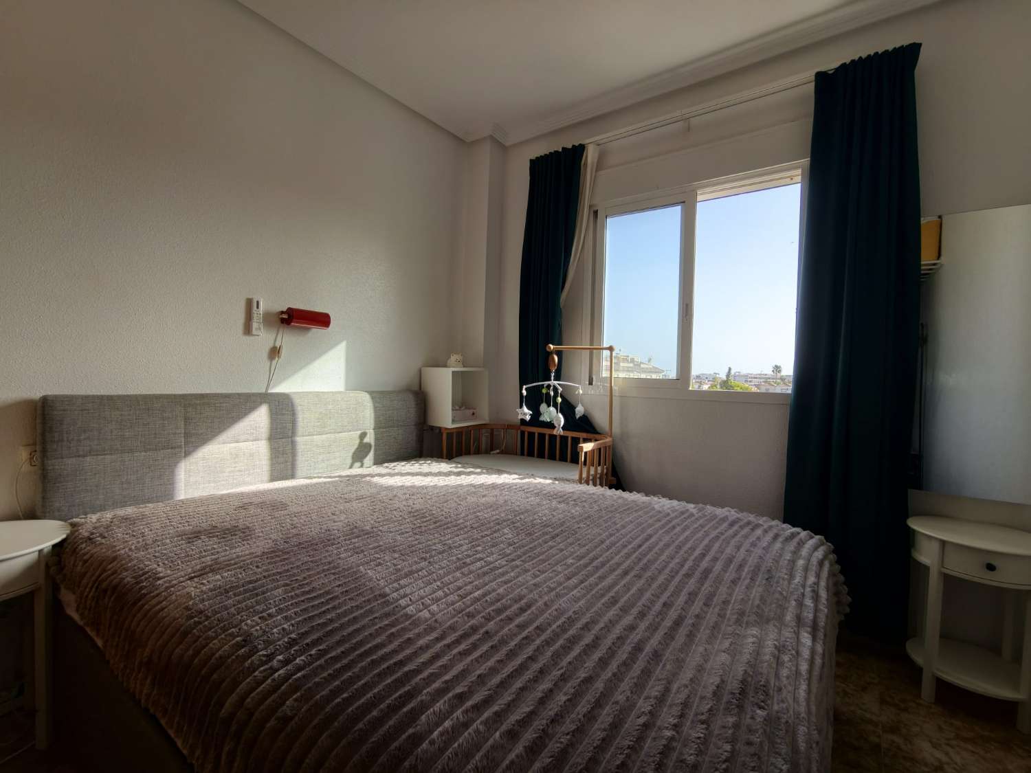 ÁTICO CON SOLÁRIUM PRIVADO, VISTAS AL MAR, GARAJE Y ORIENTACIÓN SUR EN LA CIÑUELICA – ORIHUELA COSTA