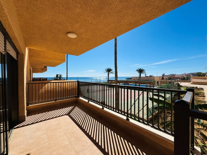 PRIMERA LÍNEA DE PLAYA EN LA MATA: APARTAMENTO RENOVADO CON VISTAS FRONTALES AL MAR, TERRAZA Y GARAJE