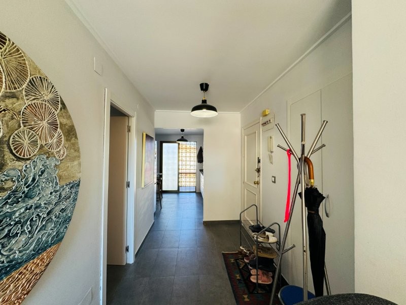 PRIMERA LÍNEA DE PLAYA EN LA MATA: APARTAMENTO RENOVADO CON VISTAS FRONTALES AL MAR, TERRAZA Y GARAJE