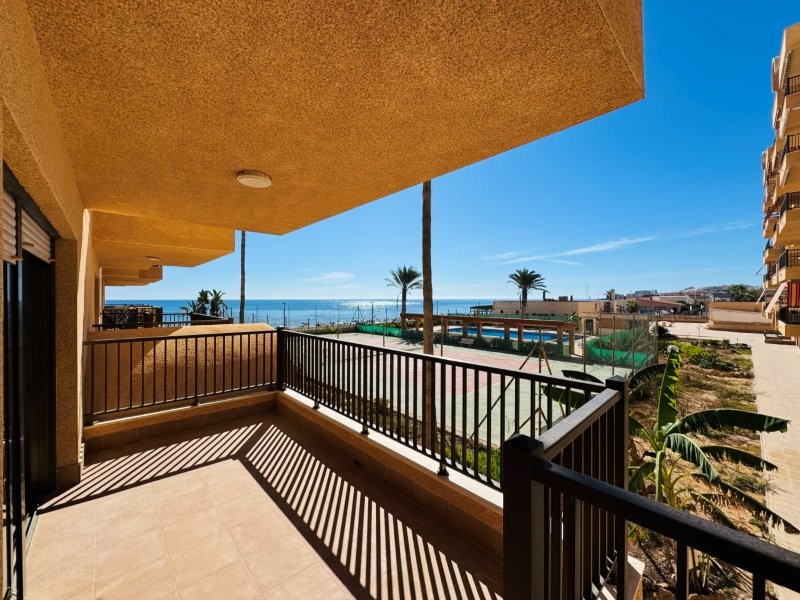 PRIMERA LÍNEA DE PLAYA EN LA MATA: APARTAMENTO RENOVADO CON VISTAS FRONTALES AL MAR, TERRAZA Y GARAJE