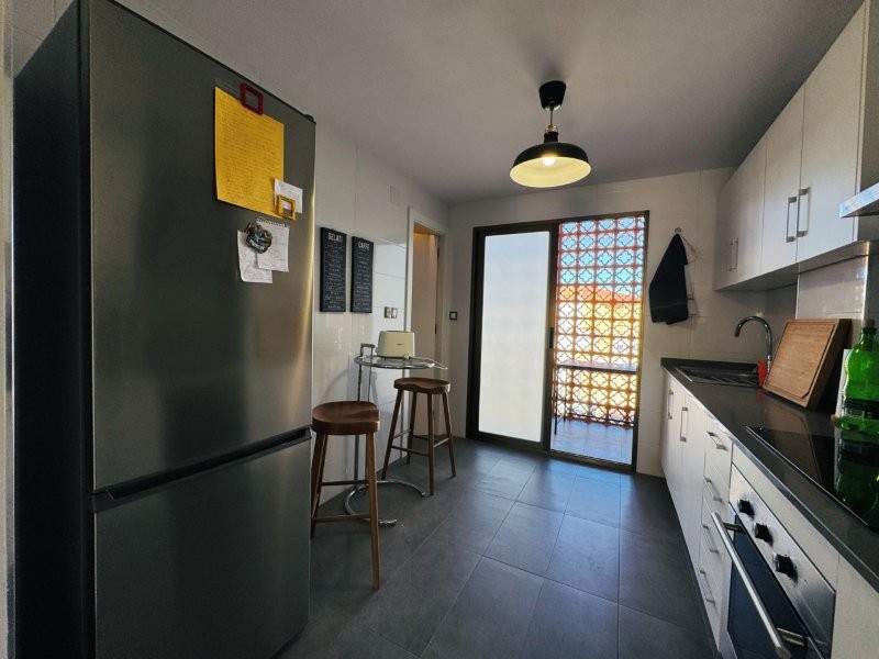 PRIMERA LÍNEA DE PLAYA EN LA MATA: APARTAMENTO RENOVADO CON VISTAS FRONTALES AL MAR, TERRAZA Y GARAJE