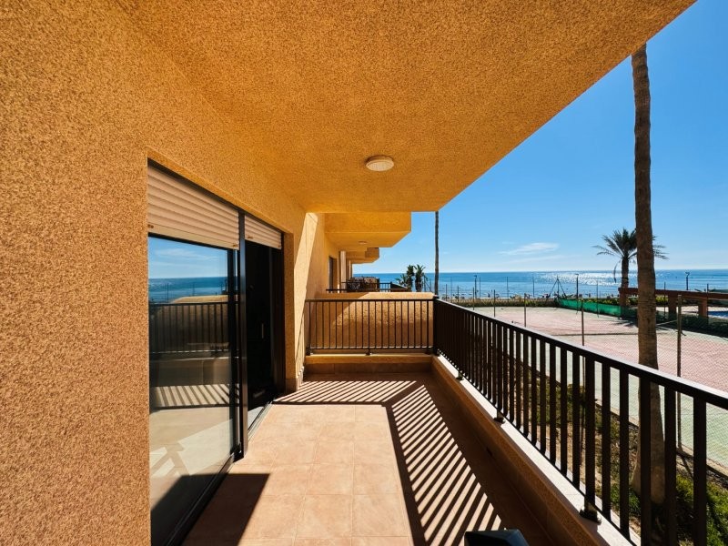 PRIMERA LÍNEA DE PLAYA EN LA MATA: APARTAMENTO RENOVADO CON VISTAS FRONTALES AL MAR, TERRAZA Y GARAJE