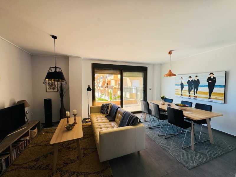 PRIMERA LÍNEA DE PLAYA EN LA MATA: APARTAMENTO RENOVADO CON VISTAS FRONTALES AL MAR, TERRAZA Y GARAJE