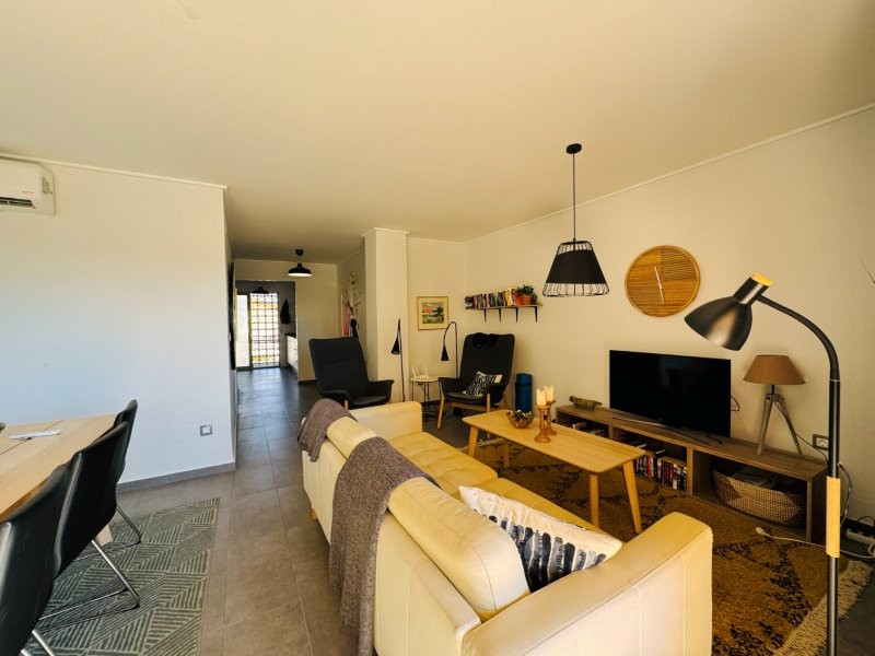 PRIMERA LÍNEA DE PLAYA EN LA MATA: APARTAMENTO RENOVADO CON VISTAS FRONTALES AL MAR, TERRAZA Y GARAJE