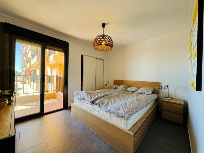 PRIMERA LÍNEA DE PLAYA EN LA MATA: APARTAMENTO RENOVADO CON VISTAS FRONTALES AL MAR, TERRAZA Y GARAJE