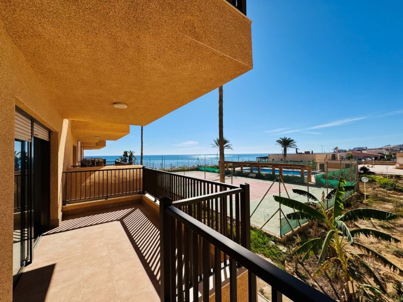 PRIMERA LÍNEA DE PLAYA EN LA MATA: APARTAMENTO RENOVADO CON VISTAS FRONTALES AL MAR, TERRAZA Y GARAJE