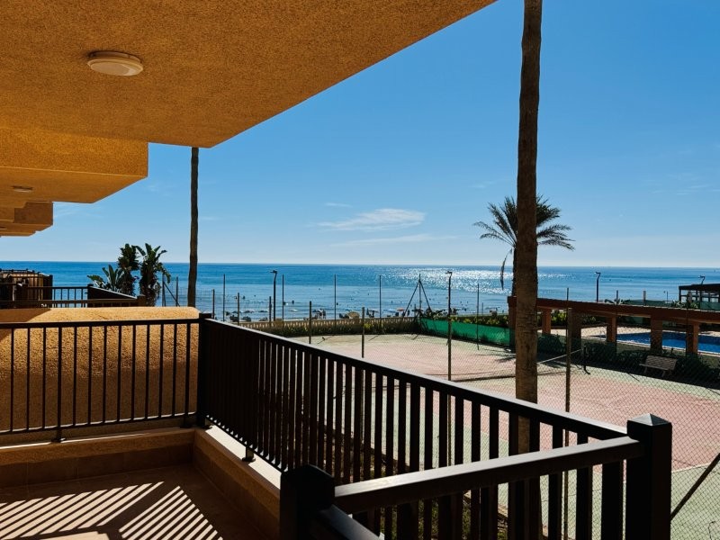 PRIMERA LÍNEA DE PLAYA EN LA MATA: APARTAMENTO RENOVADO CON VISTAS FRONTALES AL MAR, TERRAZA Y GARAJE
