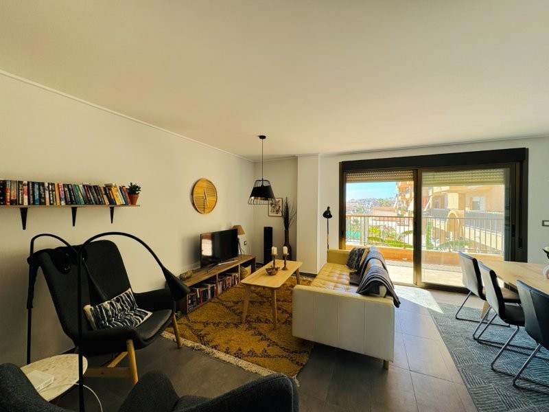PRIMERA LÍNEA DE PLAYA EN LA MATA: APARTAMENTO RENOVADO CON VISTAS FRONTALES AL MAR, TERRAZA Y GARAJE
