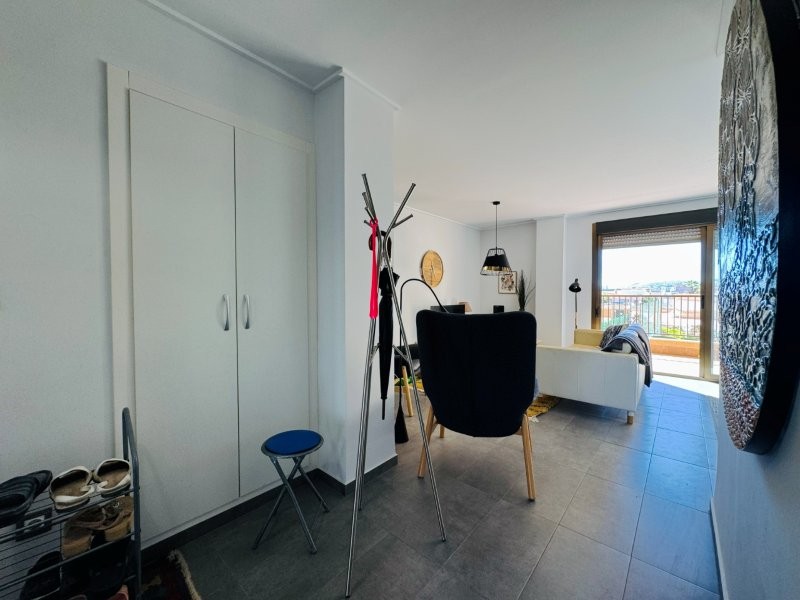 PRIMERA LÍNEA DE PLAYA EN LA MATA: APARTAMENTO RENOVADO CON VISTAS FRONTALES AL MAR, TERRAZA Y GARAJE