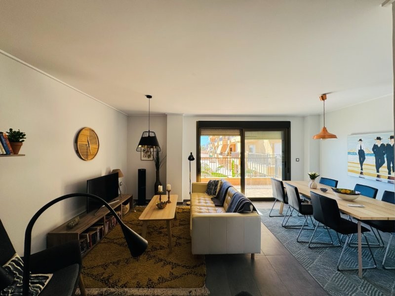 PRIMERA LÍNEA DE PLAYA EN LA MATA: APARTAMENTO RENOVADO CON VISTAS FRONTALES AL MAR, TERRAZA Y GARAJE