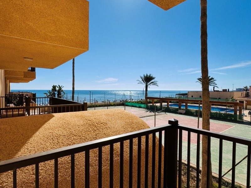 PRIMERA LÍNEA DE PLAYA EN LA MATA: APARTAMENTO RENOVADO CON VISTAS FRONTALES AL MAR, TERRAZA Y GARAJE