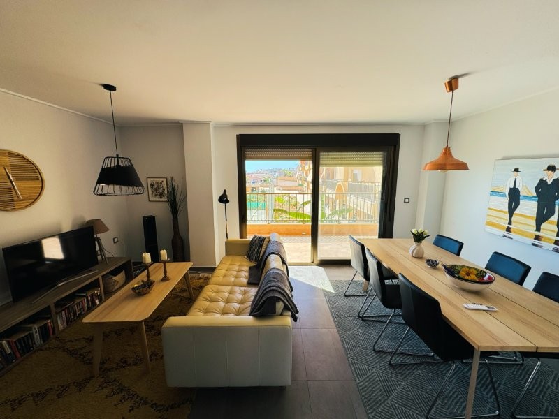 PRIMERA LÍNEA DE PLAYA EN LA MATA: APARTAMENTO RENOVADO CON VISTAS FRONTALES AL MAR, TERRAZA Y GARAJE