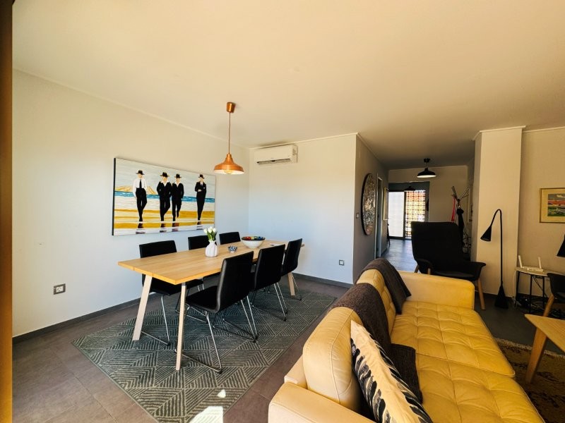 PRIMERA LÍNEA DE PLAYA EN LA MATA: APARTAMENTO RENOVADO CON VISTAS FRONTALES AL MAR, TERRAZA Y GARAJE