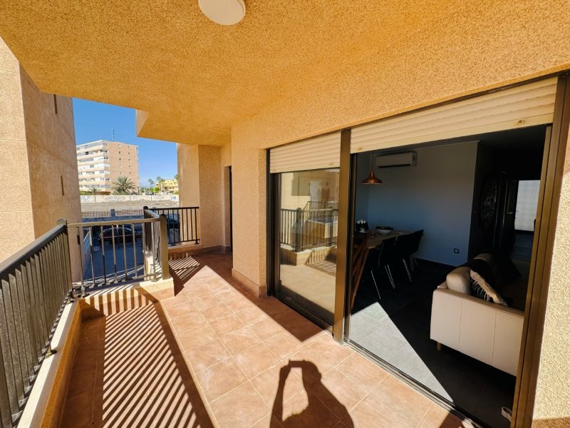 PRIMERA LÍNEA DE PLAYA EN LA MATA: APARTAMENTO RENOVADO CON VISTAS FRONTALES AL MAR, TERRAZA Y GARAJE
