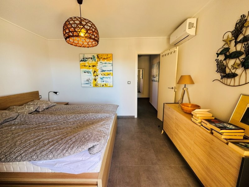 PRIMERA LÍNEA DE PLAYA EN LA MATA: APARTAMENTO RENOVADO CON VISTAS FRONTALES AL MAR, TERRAZA Y GARAJE
