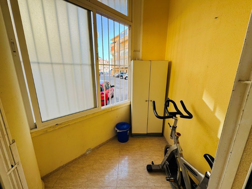 PLANTA BAJA ESQUINA EN EL CENTRO DE LA MATA, 2 DORMITORIOS, TERRAZA Y LISTA PARA ENTRAR A VIVIR
