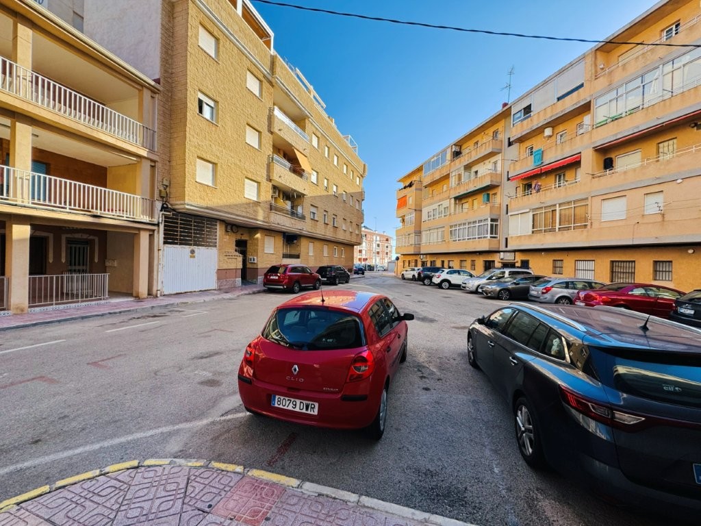 PLANTA BAJA ESQUINA EN EL CENTRO DE LA MATA, 2 DORMITORIOS, TERRAZA Y LISTA PARA ENTRAR A VIVIR