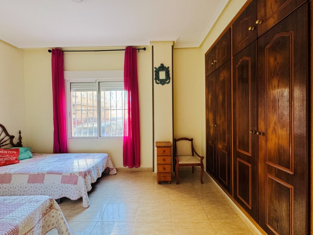 PLANTA BAJA ESQUINA EN EL CENTRO DE LA MATA, 2 DORMITORIOS, TERRAZA Y LISTA PARA ENTRAR A VIVIR