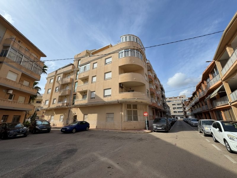 PLANTA BAJA ESQUINA EN EL CENTRO DE LA MATA, 2 DORMITORIOS, TERRAZA Y LISTA PARA ENTRAR A VIVIR