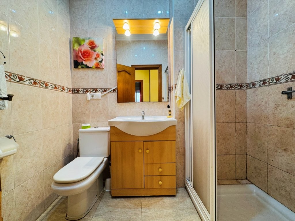 PLANTA BAJA ESQUINA EN EL CENTRO DE LA MATA, 2 DORMITORIOS, TERRAZA Y LISTA PARA ENTRAR A VIVIR
