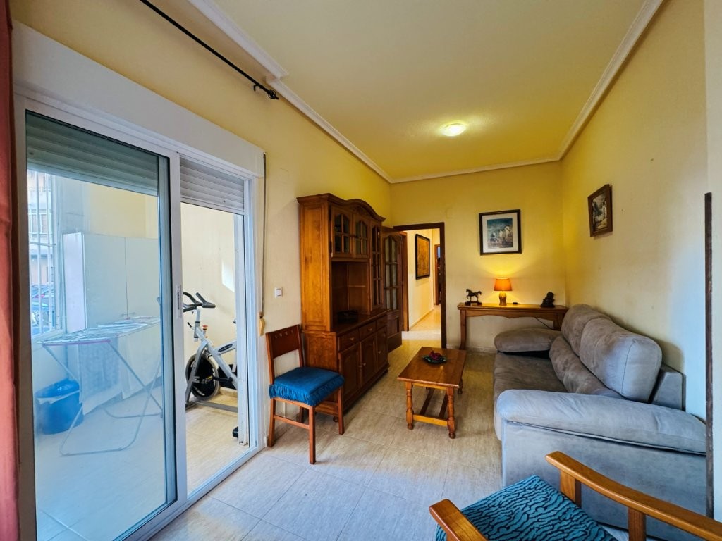 PLANTA BAJA ESQUINA EN EL CENTRO DE LA MATA, 2 DORMITORIOS, TERRAZA Y LISTA PARA ENTRAR A VIVIR