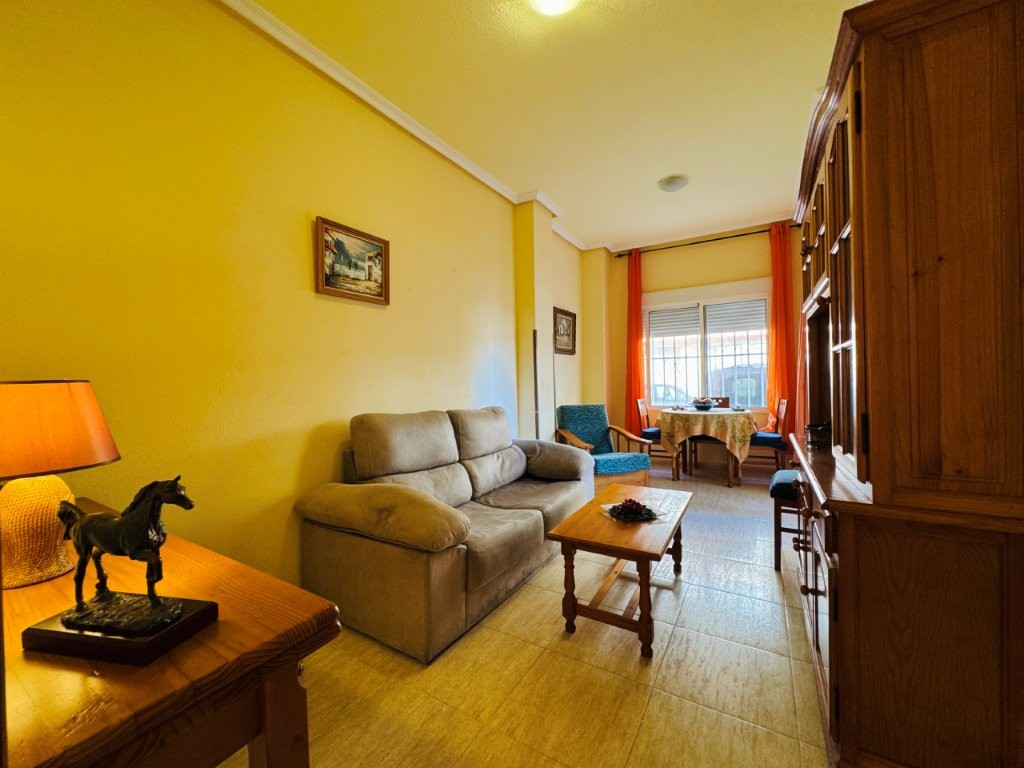 PLANTA BAJA ESQUINA EN EL CENTRO DE LA MATA, 2 DORMITORIOS, TERRAZA Y LISTA PARA ENTRAR A VIVIR