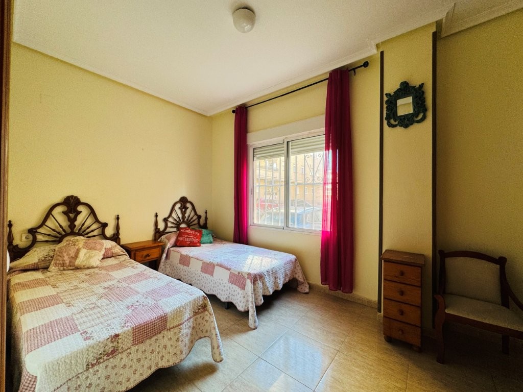 PLANTA BAJA ESQUINA EN EL CENTRO DE LA MATA, 2 DORMITORIOS, TERRAZA Y LISTA PARA ENTRAR A VIVIR