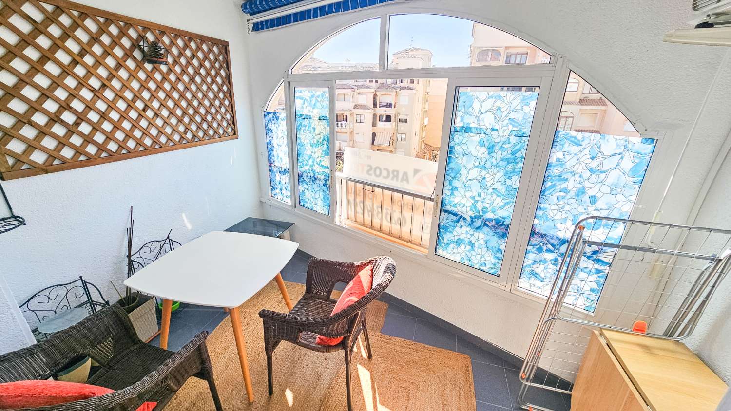 APARTAMENTO CON VISTAS AL PARQUE DE LAS NACIONES, BALCÓN Y ORIENTACIÓN SUR EN EL CENTRO DE TORREVIEJA
