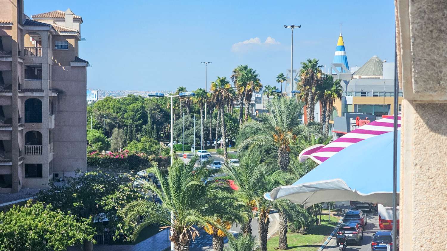 APARTAMENTO CON VISTAS AL PARQUE DE LAS NACIONES, BALCÓN Y ORIENTACIÓN SUR EN EL CENTRO DE TORREVIEJA