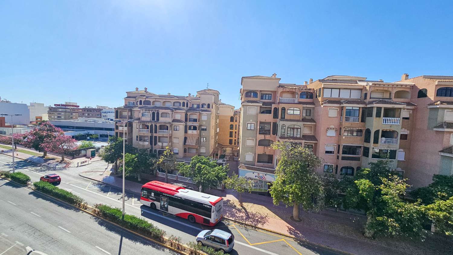 APARTAMENTO CON VISTAS AL PARQUE DE LAS NACIONES, BALCÓN Y ORIENTACIÓN SUR EN EL CENTRO DE TORREVIEJA