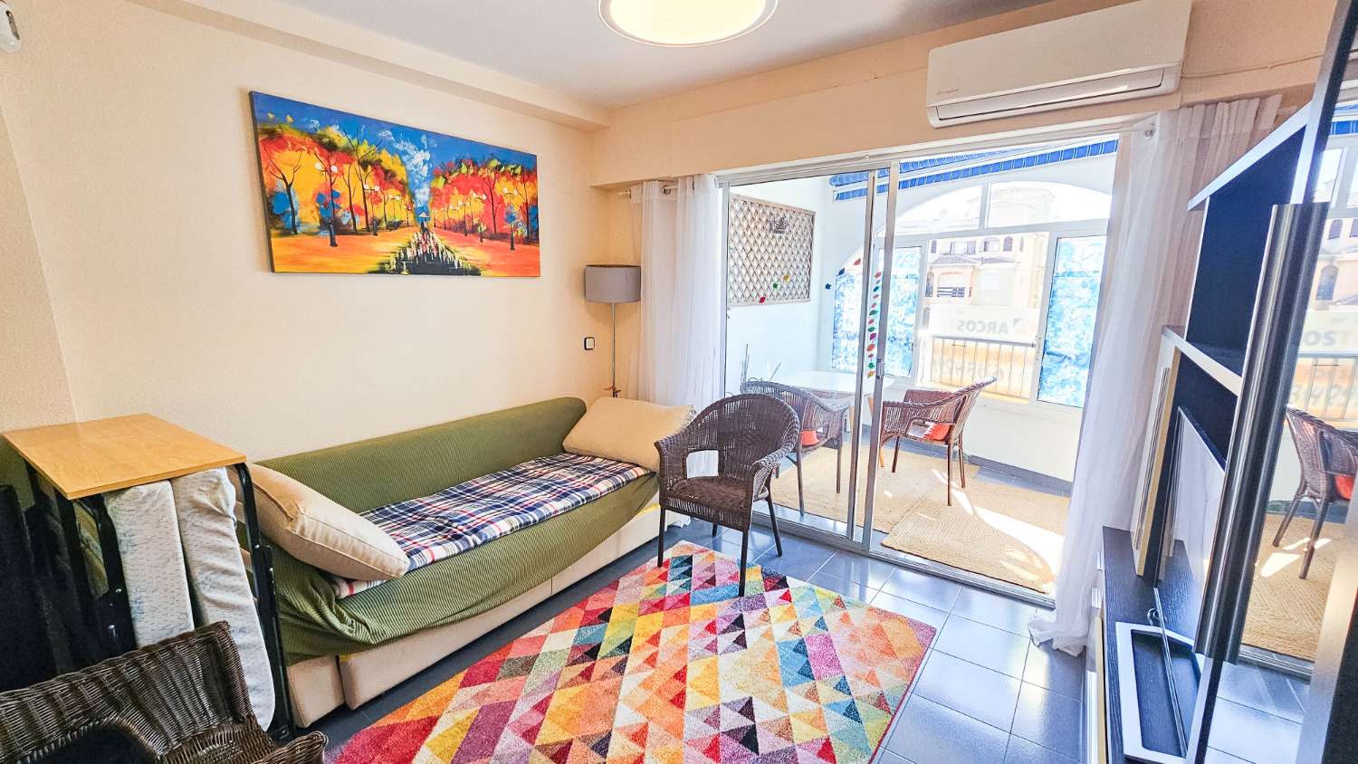 APARTAMENTO CON VISTAS AL PARQUE DE LAS NACIONES, BALCÓN Y ORIENTACIÓN SUR EN EL CENTRO DE TORREVIEJA