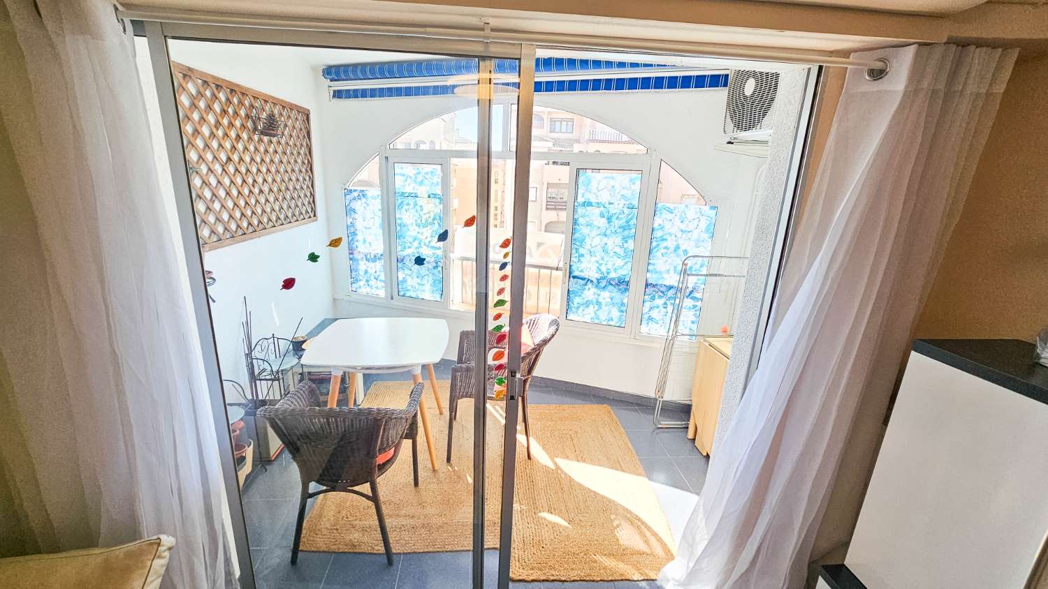APARTAMENTO CON VISTAS AL PARQUE DE LAS NACIONES, BALCÓN Y ORIENTACIÓN SUR EN EL CENTRO DE TORREVIEJA