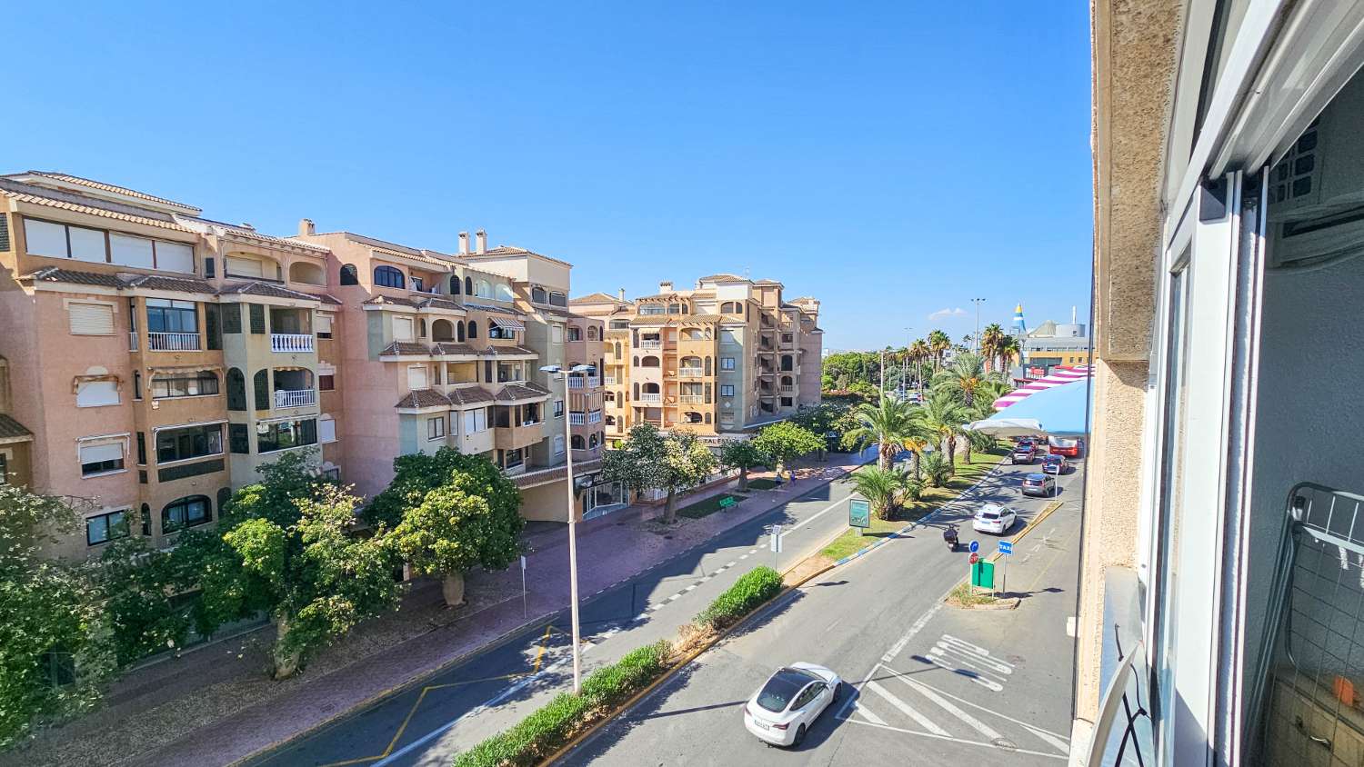APARTAMENTO CON VISTAS AL PARQUE DE LAS NACIONES, BALCÓN Y ORIENTACIÓN SUR EN EL CENTRO DE TORREVIEJA